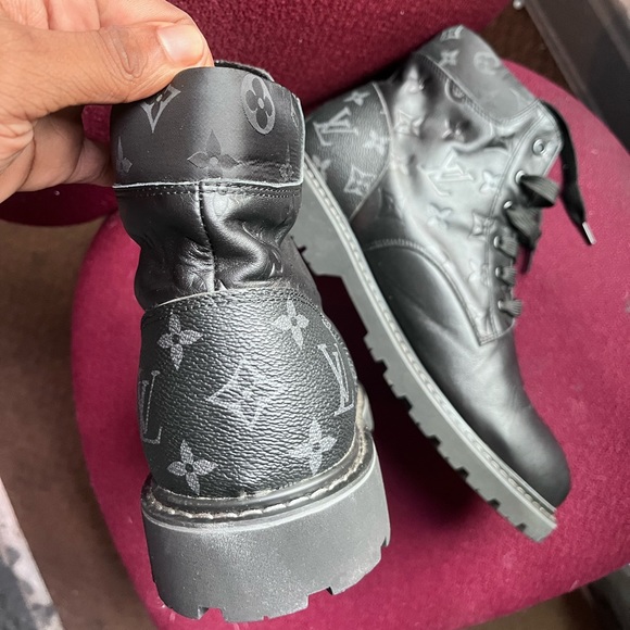 Louis Vuitton - Picture 1 of 2
